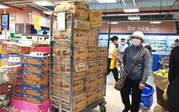 Gom từng chiếc áo phao, gói mì gửi đến bà con vùng bão lũ