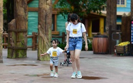 Sống cùng con hay sống vì con?