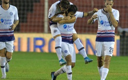 Cướp bóng và sút luôn từ sân nhà đem về bàn thắng khó tin