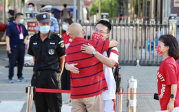 10 triệu học sinh Trung Quốc thi đại học, 'hàng ngàn người cùng đi qua một cây cầu chật hẹp'