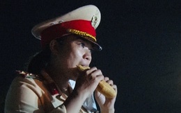 Công an ăn vội ổ bánh mì, trắng đêm chống dịch ở điểm nóng