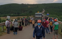 Xe ben tuột lùi dốc tông nát xe hơi, một phụ nữ nghèo đi xe máy chết thảm