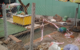 Nam thanh niên đi xe máy lọt xuống hố nước 3m, đầu đập vào bệ gạch