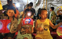 Bánh kẹo Trung thu trong túi giấy tự gấp tặng các em