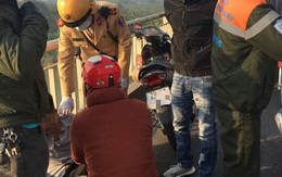 Nam thanh niên khóc lóc trèo qua lan can cầu định nhảy, CSGT tới kịp lúc