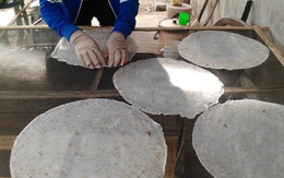 Lò bánh tráng chở ước mơ của mẹ