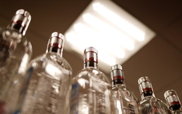 Nga: Rượu chứa methanol gây chết người lây lan ra thành phố khác