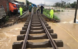 Đường sắt Bắc - Nam đã thông sau khi khắc phục đoạn bị treo ray vì lũ