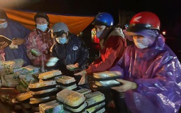 Người miền Trung giúp bà con trở về quê trong mưa