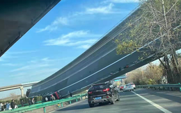 Cầu vượt tại Trung Quốc sập lật nghiêng kỳ dị