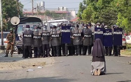 Nữ tu quỳ xin cảnh sát Myanmar ngừng trấn áp người biểu tình