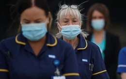 Anh mặc niệm 126.000 người chết do COVID-19