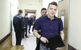 Báo bom giả buộc máy bay hạ cánh khẩn để bắt nhân vật đối lập