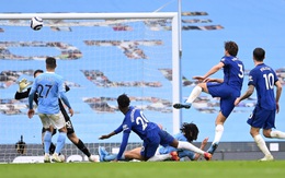 Thua ngược Chelsea, Man City chưa thể lên ngôi vô địch