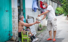 Phần ăn nóng hổi trao tặng người khuyết tật