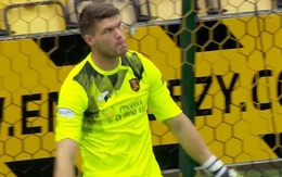 Thủ môn bắt hụt bóng ngớ ngẩn khiến đội nhà thua đau phút 90+4