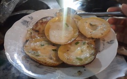 Xay bột bằng cối đá, đổ bánh khọt, xắt bột làm bánh canh cua đồng thủ công