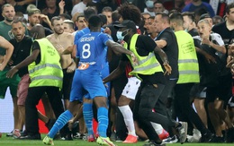 CĐV đánh cầu thủ trên sân, Nice bị phạt đá không có khán giả