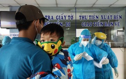 ‘Được về quê tránh dịch, còn 10 gói mì tui đem chia hết cho bà con’