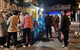 Muốn vào đền thắp hương ngày mùng 1, khách buộc phải ‘ngoáy mũi’