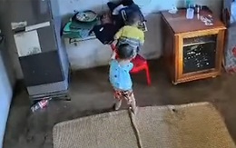 Bé gái nhanh trí lấy ghế giúp anh thoát cú ngã đau