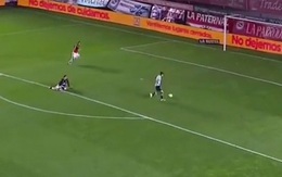 Cầu thủ sút bóng lên trời khi đối diện khung thành trống