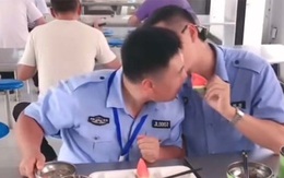 Chàng trai đỏ mặt khi bị bạn cho ăn 'cẩu lương'