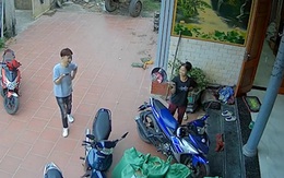 Mẹ háo hức khoe được con trai tặng chảo nấu ăn ngày 20-10