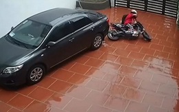 Cô gái đi xe đạp điện 'vồ ếch' liên tục với nền sân 'ma ám'