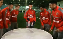 Cầu thủ Arsenal trổ tài lật chai nước