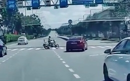 Tài xế ô tô chạy xe kiểu khôn lỏi bị CSGT tuýt còi