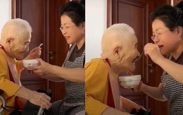 Mẹ già tức giận ném muỗng cơm và hành động đẹp của người con