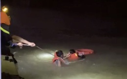 Hai cảnh sát nhảy xuống sông cứu một phụ nữ nhảy cầu