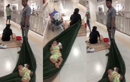 Bố hóa 'cây cột' đưa võng cho con ngủ ngon giấc