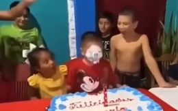 Cậu bé bị bạn tát vì nụ cười hả hê gây hiểu lầm