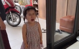 Bé gái đòi mẹ trả nước mắt để khóc tiếp vì không được đi siêu thị