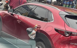 Ảnh vui 20-11: Gà treo lủng lẳng bên hông ô tô