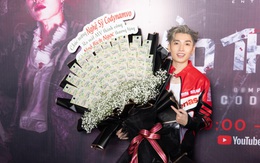 Choáng: Cody Nam Võ được fan tặng bó hoa hình vương miện, kết bằng tiền thật