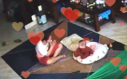 Mẹ hạnh phúc khi lần đầu thấy con tự lẫy người ngồi dậy