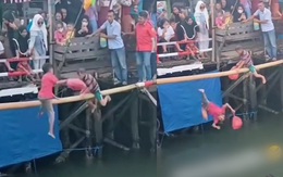 Bé trai ngã nhào xuống ao khi chơi trò đập bao bố trên cầu khỉ