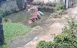 Sào quần áo phơi trên đường bị 'cơn gió lạ' thổi xuống ao