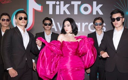 Angela Phương Trinh 'làm lố' thuê 5 vệ sĩ đeo kính đen hộ tống vào sự kiện