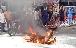 Hai xe máy tông nhau, một xe bốc cháy dữ dội