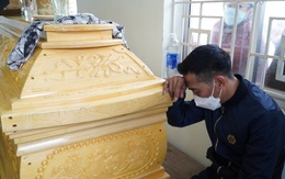 Những hình ảnh nhói lòng bên trong trong nhà tang lễ ở Hội An