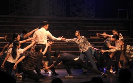 Con trai nữ sĩ Xuân Quỳnh rơi nước mắt xem nhạc kịch về mẹ, cha ruột và cha dượng