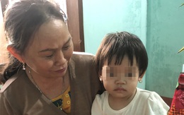 Tìm người thân bé gái 20 tháng tuổi bị bỏ rơi trước nhà dân 'nhờ nuôi giùm'