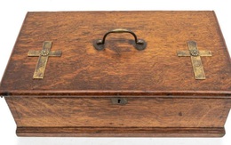 'Bộ dụng cụ giết ma cà rồng' bán gấp 6 lần giá khởi điểm