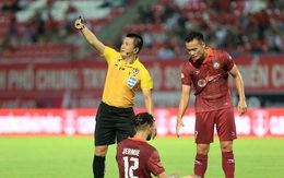 Trọng tài FIFA Hoàng Ngọc Hà bị 'nhân viên' sân Lạch Tray tóm cổ, nhổ nước bọt vào mặt