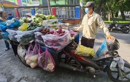'Cưa đôi' bình xăng để chung sống thời bão giá