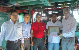 Trao giải thưởng 'Bạn đồng hành quanh tôi' cho thuyền trưởng tàu cá cứu 4 ngư dân Bình Thuận